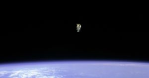 これは恐い…命綱なしの宇宙遊泳の写真