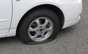クルマのタイヤのパンクが急増している…その理由とは