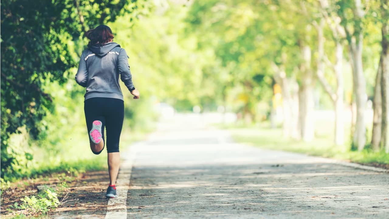 “走る”のと”早歩き”どっちが脂肪燃焼に効果的？