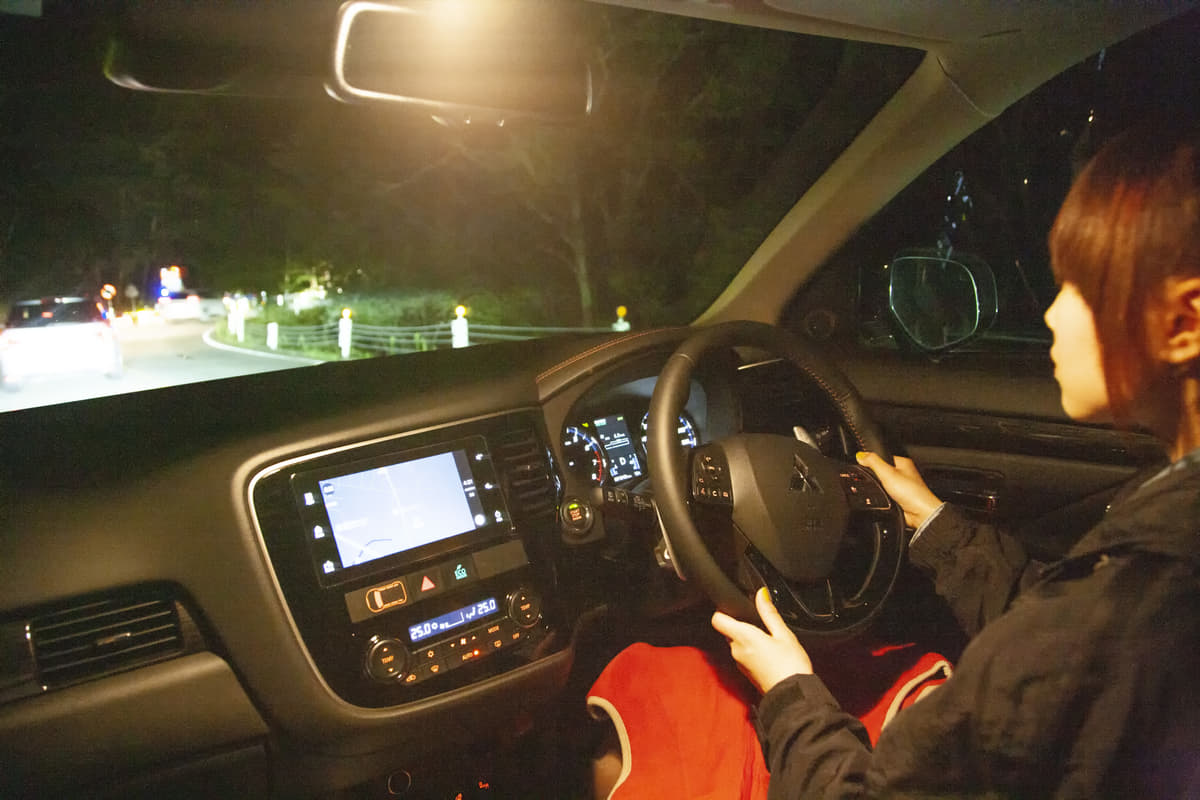 運転中に室内灯は消さないと違反になるの？