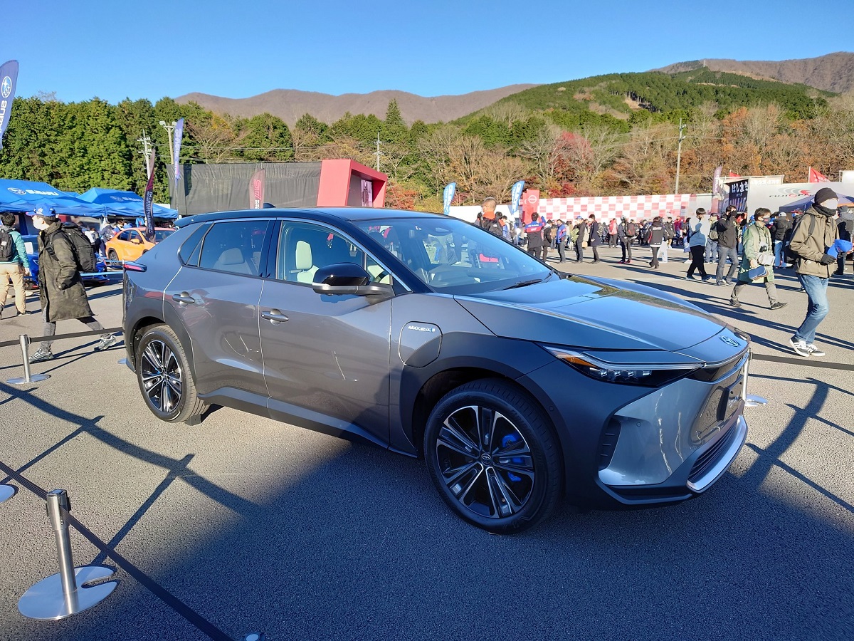 トヨタの新型SUV「bZ4X」箱根駅伝で世界初お披露目！