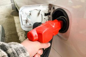 ガソリンの給油は満タン派？満タンにしない派？