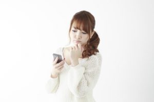スマホ老眼の恐怖…15秒でできる簡単ケアも