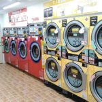 あちこちにあるコインランドリー20年で2倍に急増した理由