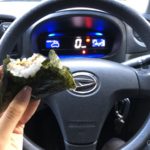 運転中におにぎり食べるのは違反！？ながら運転で気をつけたいこと