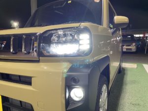 クルマの消えないライトが増えると車中泊とか面倒なこともあるよね