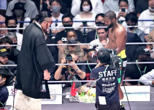 メイウェザーに花束を投げ捨てた男は何者？　