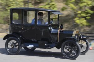 中古車といっても100年くらい前のクラシックカーって売ってるの？そもそも走る？？