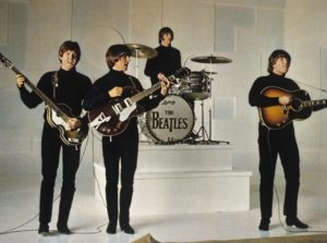 秋の夜長にビートルズ…音楽を聴きながら書籍も良いかも