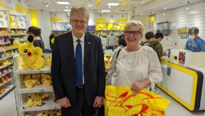 リトアニアの首相もポケモンが好き…ポケモンストアでお土産探し
