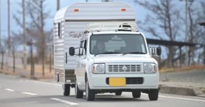 こういうの見るとワクワクする人向け…幌馬車みたいな日本製キャンピングトレーラー