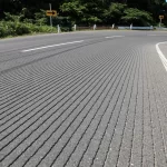 ライダーにとって天敵！道路に刻まれたレコード盤のような溝はなんのためにある？