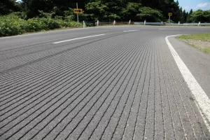 ライダーにとって天敵!道路に刻まれたレコード盤のような溝はなんのためにある?