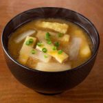 “一日2リットルの水を飲む”のウソ！水分補給は大事だけど味噌汁で十分