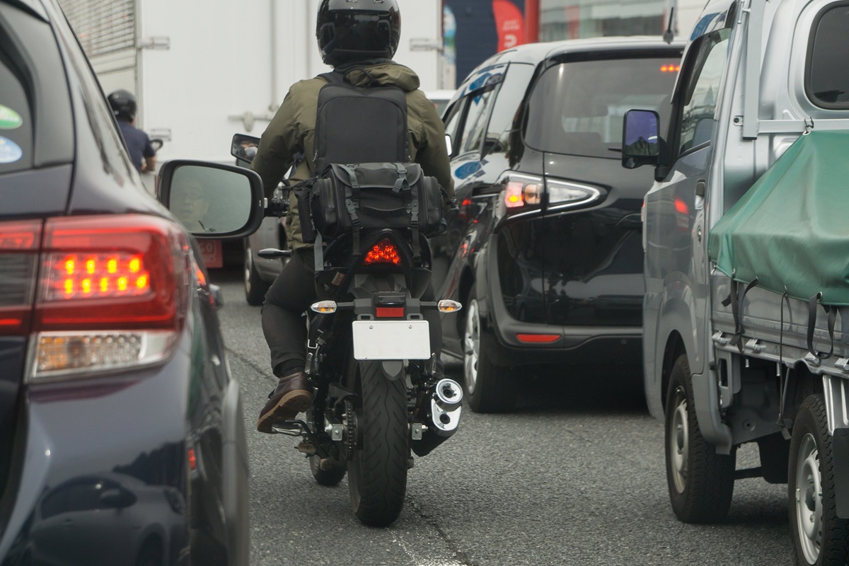 渋滞の時に起こるバイクのすり抜け…それって合法？？