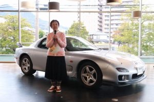 80歳主婦が免許返納…乗っていたRX-7はマツダへ譲渡！