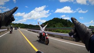 「ヤエー」やってる?「やってみると気持ちがいい!」ライダー同士の楽しい挨拶「ヤエー」について調べてみた