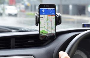 スマホをカーナビ代わりにしてるけどそれって違反になるかも！？