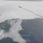 流氷が輝く海と戦火の海——二つの海が語りかけるもの