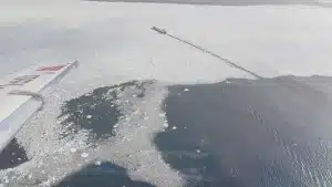 流氷が輝く海と戦火の海——二つの海が語りかけるもの