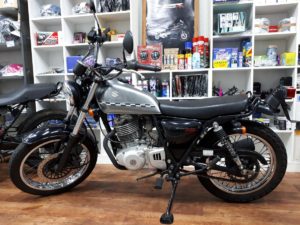 スズキ・グラストラッカーは街乗りもスポーツライクもこなすオールラウンドバイク！