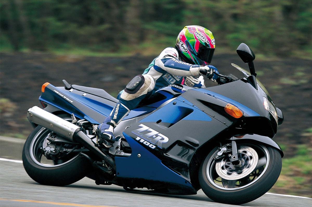 カワサキ「ZZ-R1100」を解説｜1990年代の逆輸入車ビッグバイクブームを牽引した当時の最速マシン