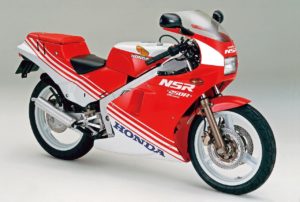 2ストの時代の幕開け…公道レーサーはホンダ・NSR250Rが切り開いた！レプリカを超えるレプリカの登場