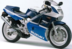 スズキRGV250ガンマ…レーサーレプリカの原点といったらこのバイク！