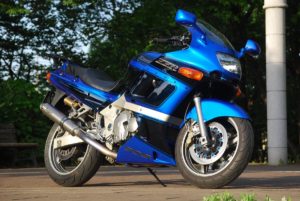 カワサキ・ZZR600…400の皮を被ったフルパワー