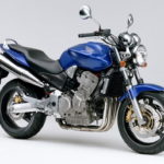 HONDA CB900 HORNET ～CBR900RRの心臓を持つ最強のストリートファイター、その加速と魔力～