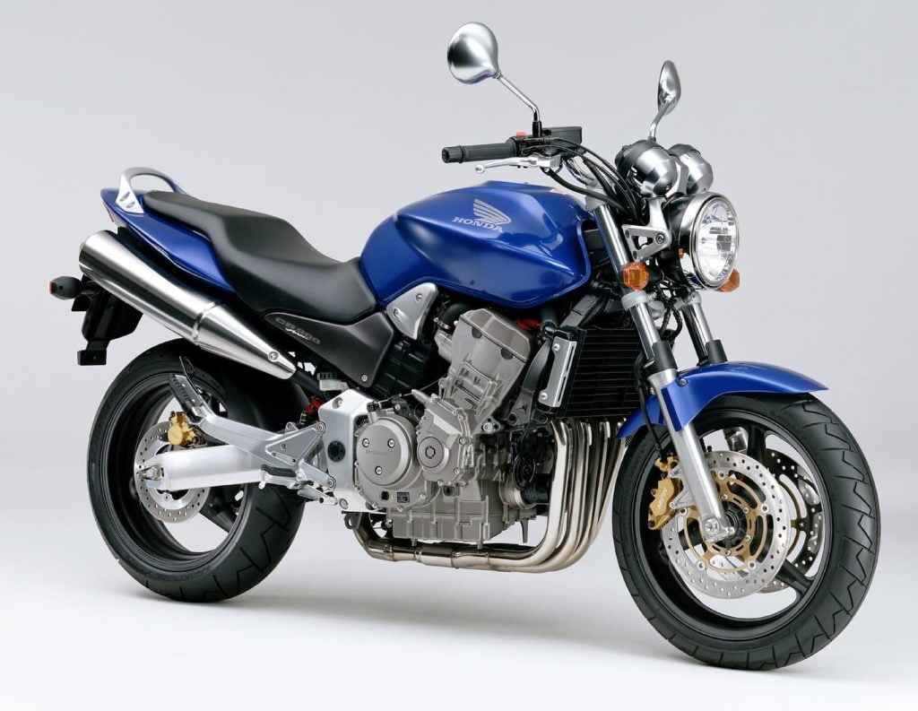 HONDA CB900 HORNET ～CBR900RRの心臓を持つ最強のストリートファイター、その加速と魔力～