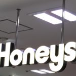 オフィスでも使える1980円トップスが大人気！全国のハニーズで！