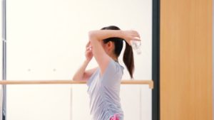 女性のぷよぷよした二の腕や肩の肉を集中的に落とす方法5選！