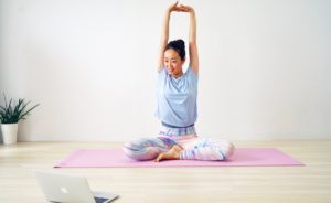 自宅でできるオンラインヨガ！移動時間が節約できるので忙しい女性に大助かり！