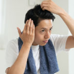 頭皮のベタつきは頻繁にシャンプーするべき？
