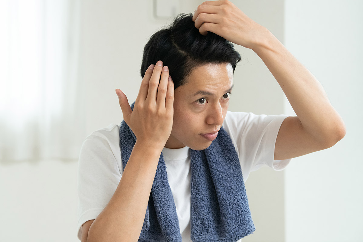 頭皮のベタつきは頻繁にシャンプーするべき？