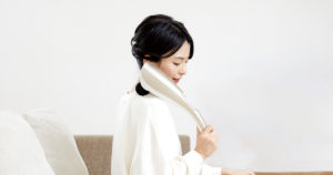 リビングに置いていつでもマッサージできるよ！コードレスのハンディマッサージャー！