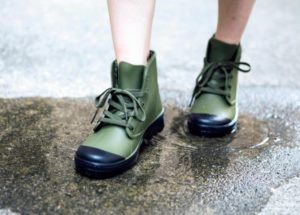 梅雨時にアウトドアに絶対に重宝するワークマンの防水シューズ！1,500円