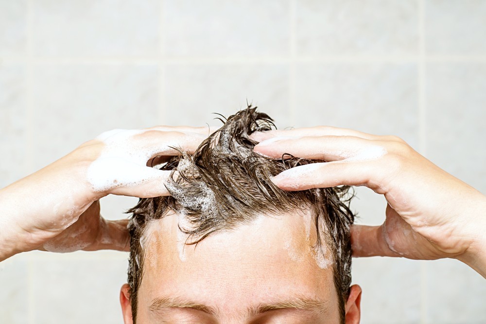 頭皮がベタベタ…脂漏性脱毛の疑いも？？とりあえず育毛シャンプーに切り替えて！