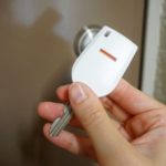 「カギかけたかな？」ドアノブガチャガチャしなくても手元で分かる…キーカバー「チェッキー」閉め忘れの不安はこれで解消！