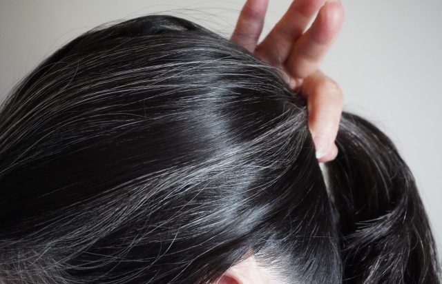 白髪染めの際には要注意…酸化染料の影響