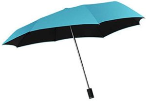 誰もが振り返るユニークなデザインの非対称折畳み傘…肩や背中をしっかりカバーする機能性も抜群！