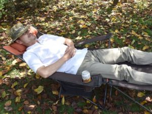 アウトドアで大活躍！テーブルにも簡易ベッドにもなる4in1 変形リラックスアウトドアチェア…サンコーから