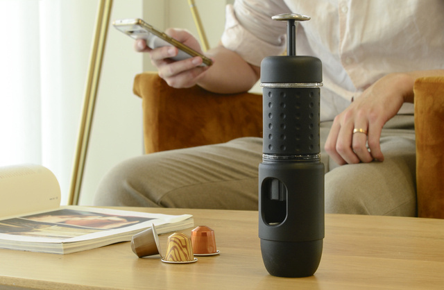 どこでも淹れたてのコーヒーが飲めるよ!電源不要の小型エスプレッソメーカー