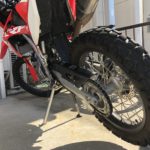 バイクのリアタイヤを浮かしたいならスタンドが2本あったらいいじゃない