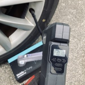 サンコーからクルマやバイクに対応する小型コンプレッサー（空気入れ）！