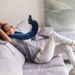 『モバイルピロー』使用注意！スマホ廃人になるかも…クッションでゴロゴロ自堕落生活