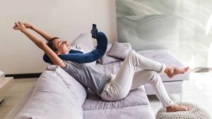 『モバイルピロー』使用注意！スマホ廃人になるかも…クッションでゴロゴロ自堕落生活