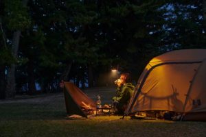 酒とつまみを愉しむ 日本一おいしいソロキャンプ　ぼっち女camp (著)　KADOKAWA (2022/7/8)　1,540円