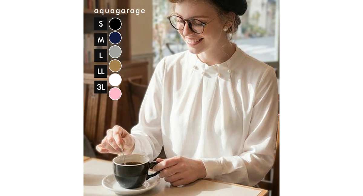 首元のタックとパールが目を惹くパールネックブラウス